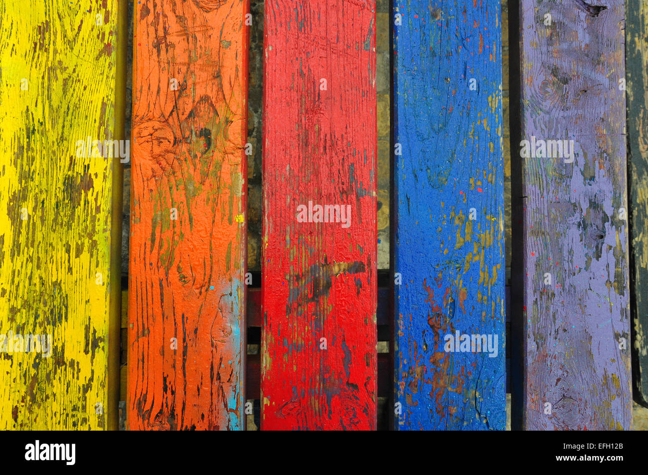 Tagliò vernice texture di legno colorato plance weathered tavole di legno sfondo astratto. Foto Stock