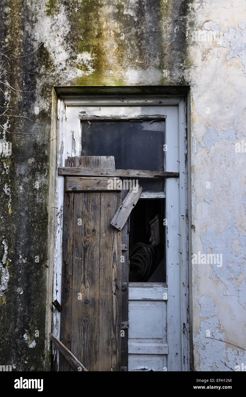 La vecchia porta e parete testurizzata. Casa abbandonata. Foto Stock
