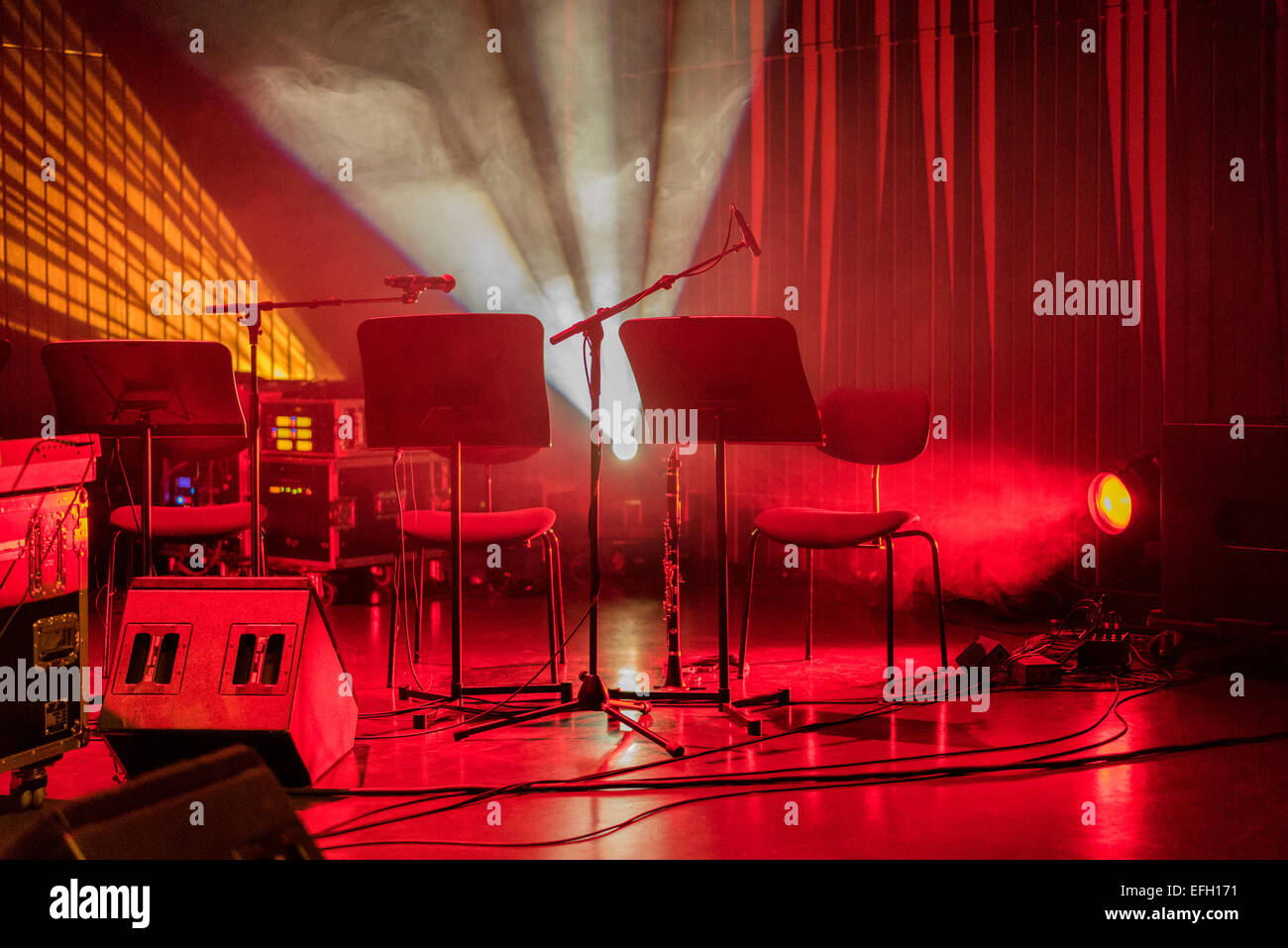 Sedie e microfoni sul palco al concerto di harpa e convention center, Reykjavik, Islanda Foto Stock