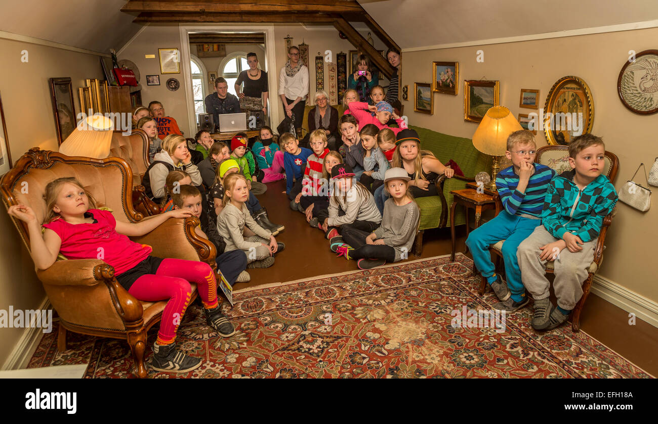 I bambini presso il Teatro Idno, annuale Festival dei Bambini, Reykjavik, Islanda Foto Stock