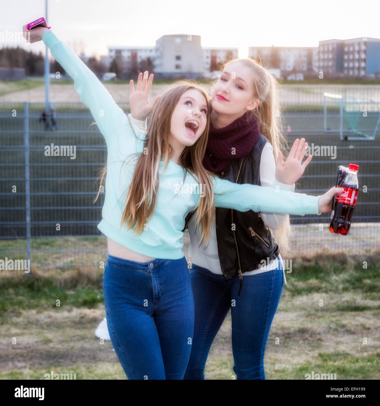 Le ragazze adolescenti al di fuori del divertimento, annuale Festival dei Bambini, Reykjavik, Islanda Foto Stock