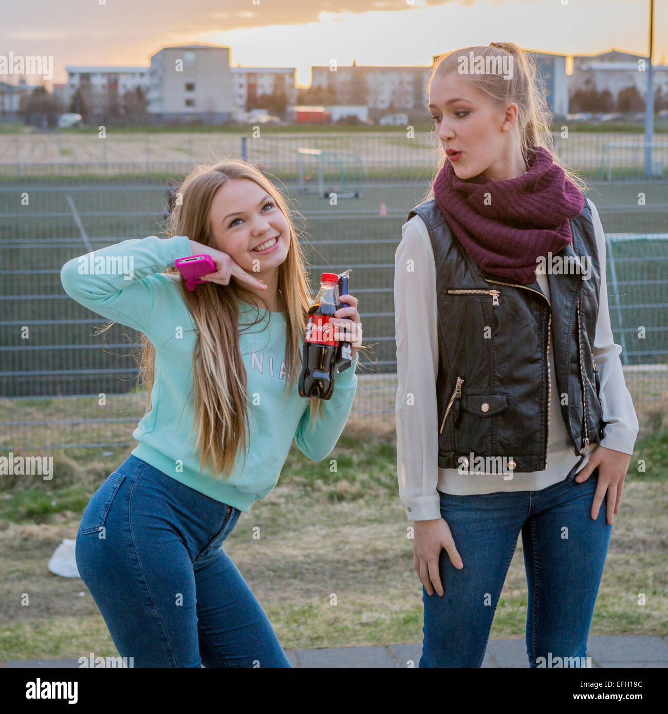 Gli adolescenti avendo divertimento all'aperto presso l'annuale Festival dei Bambini, Reykjavik, Islanda Foto Stock
