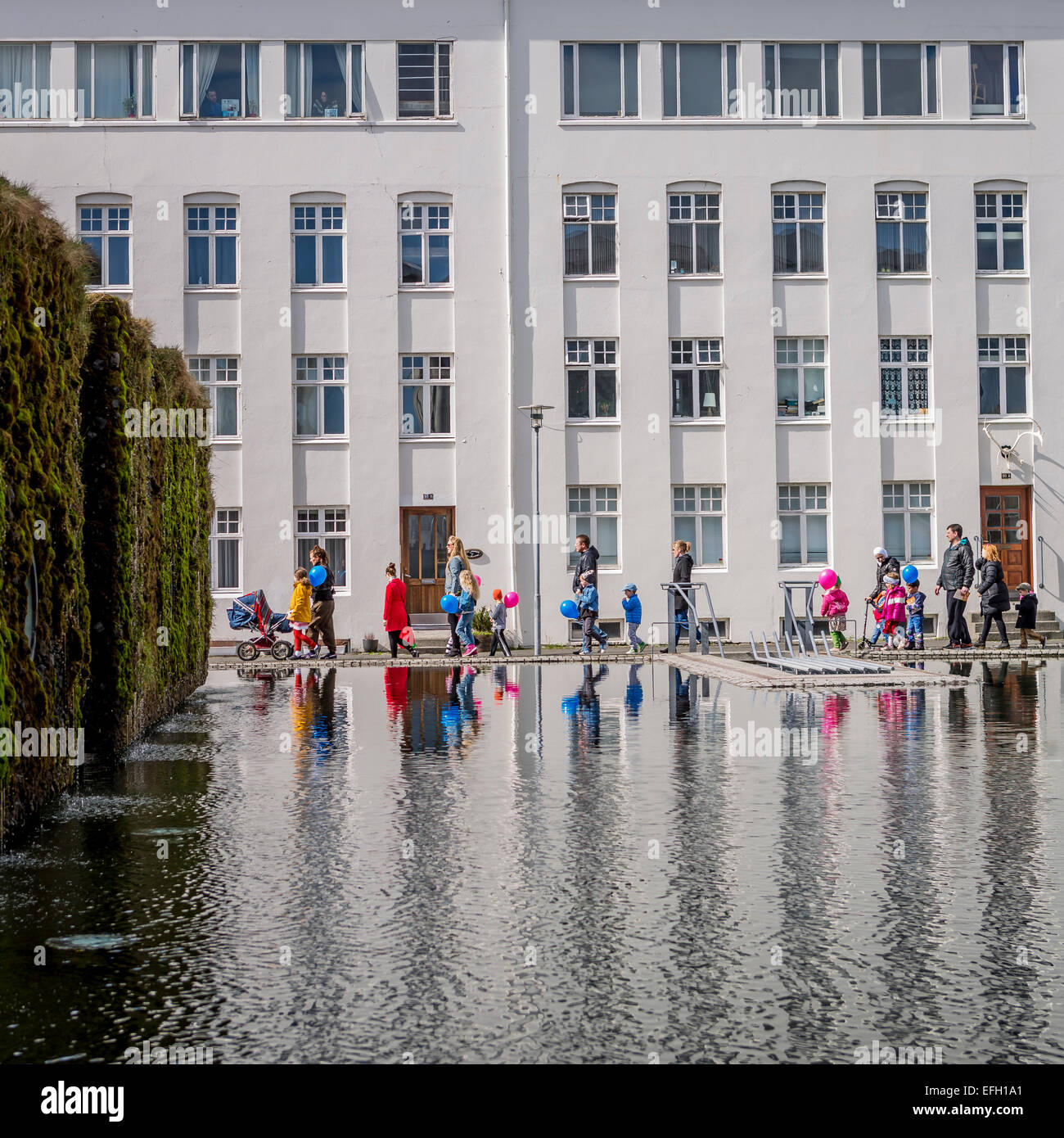 Persone il centro a piedi durante l'annuale festival dei bambini, Reykjavik, Islanda Foto Stock