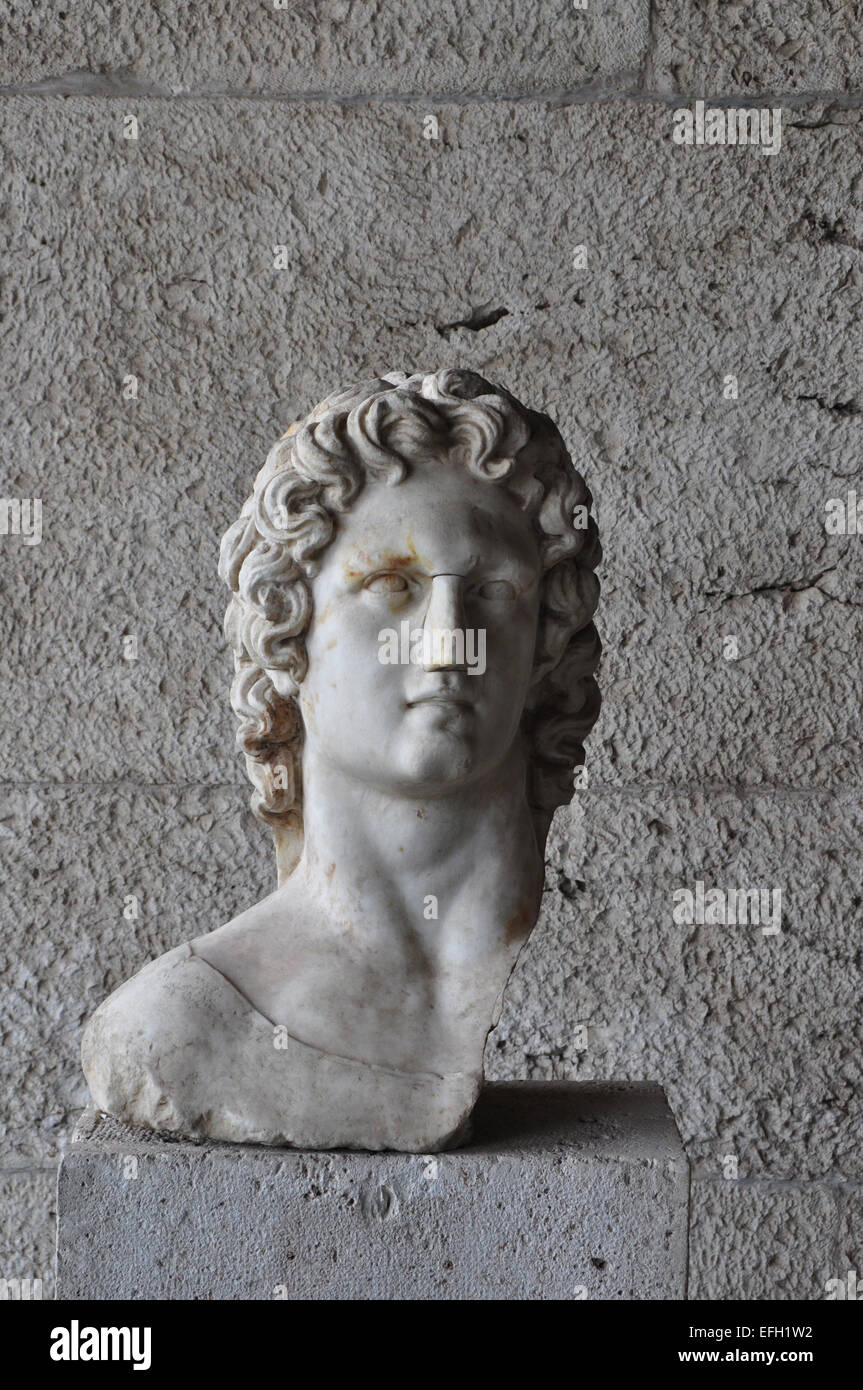 Busto di mitologia greca dio sole Helios. Rotto statua in marmo della figura maschile all'antica agorà di Atene, Grecia. Foto Stock