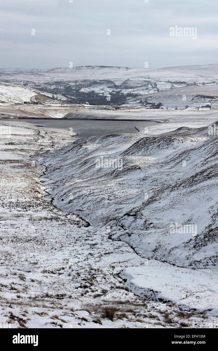 Vista sulle montagne innevate verso marzo Haigh serbatoio Foto Stock
