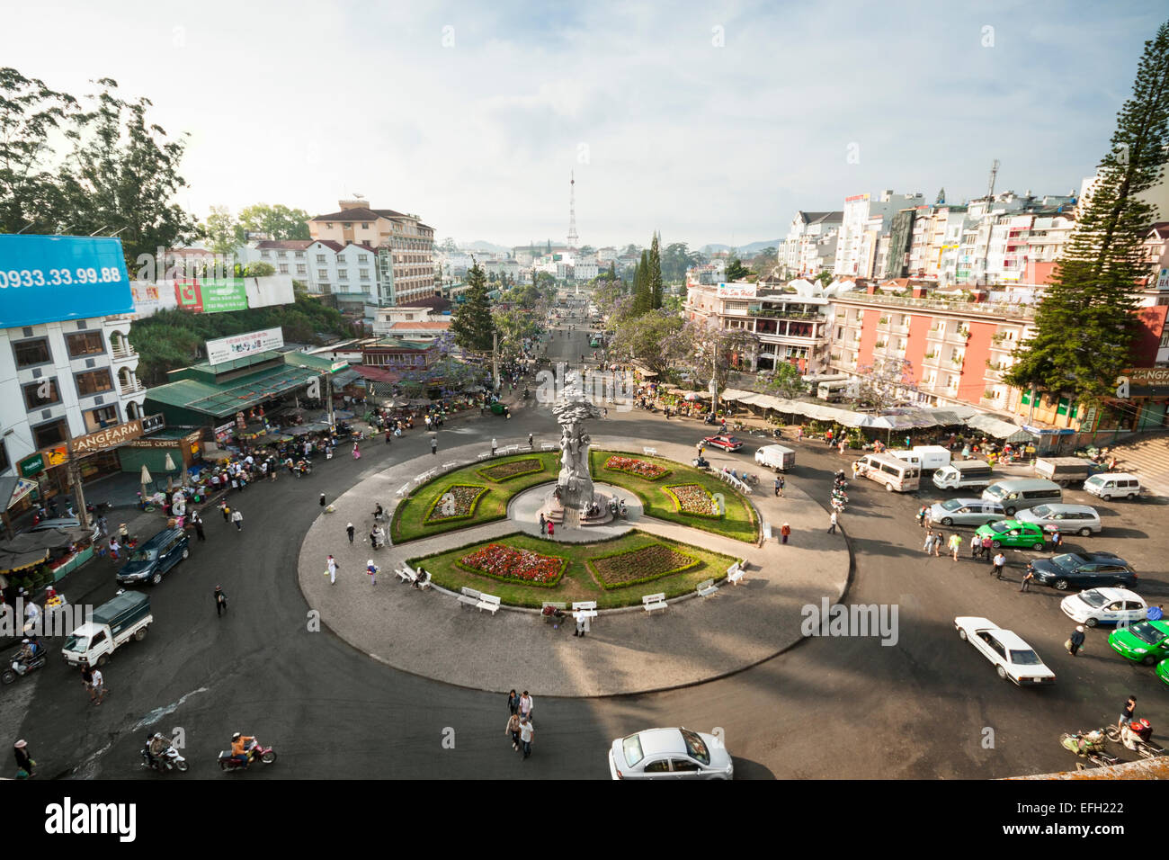 Da Lat città in Vietnam - il Mercato Centrale rotonda e la statua dell'emblematico in legno di pino. Foto Stock