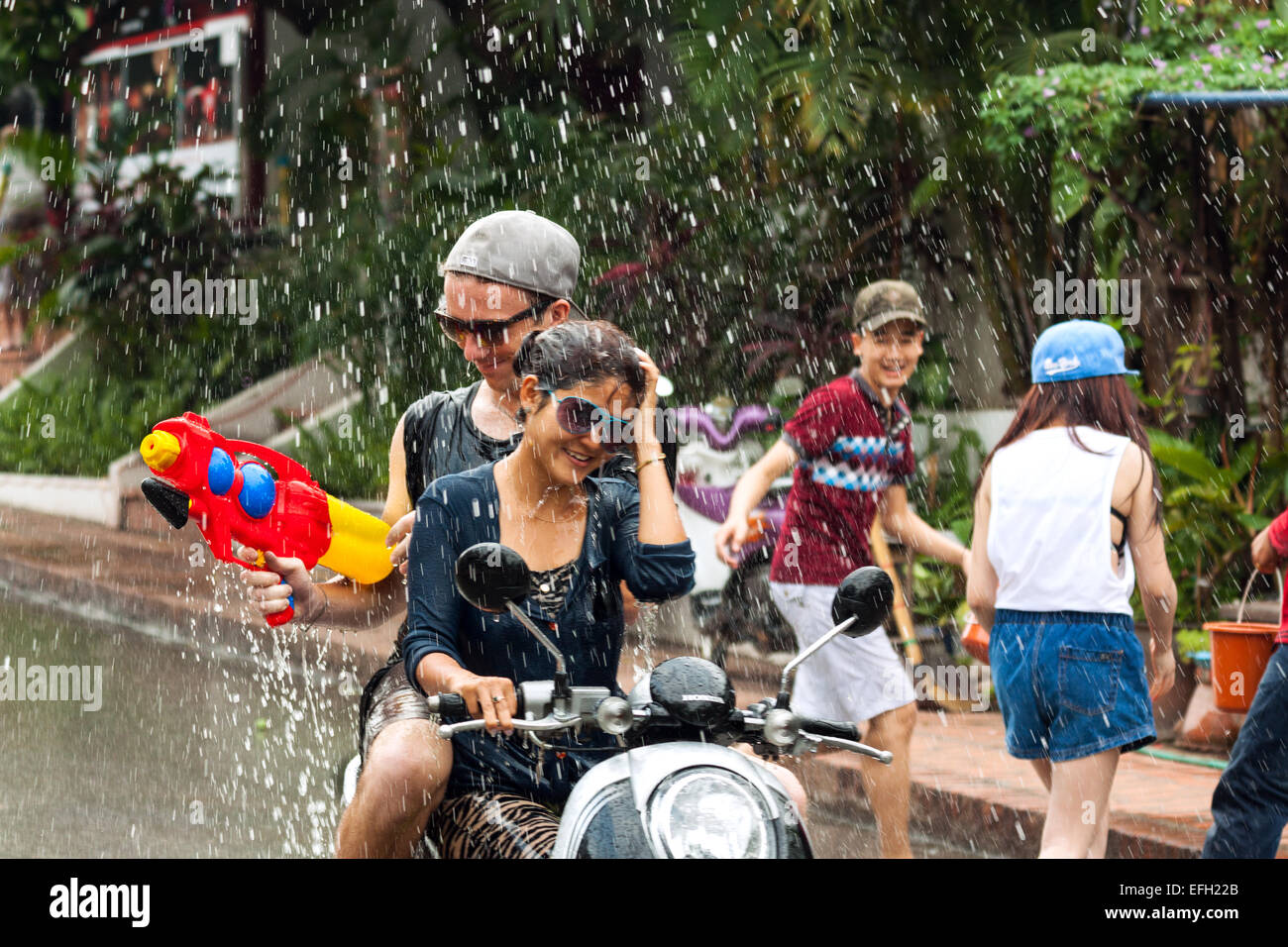 Persone celebrano il Lao Anno Nuovo (Pii Mai) e di acqua annuale Festival a Luang Prabang, Laos, Asia Foto Stock