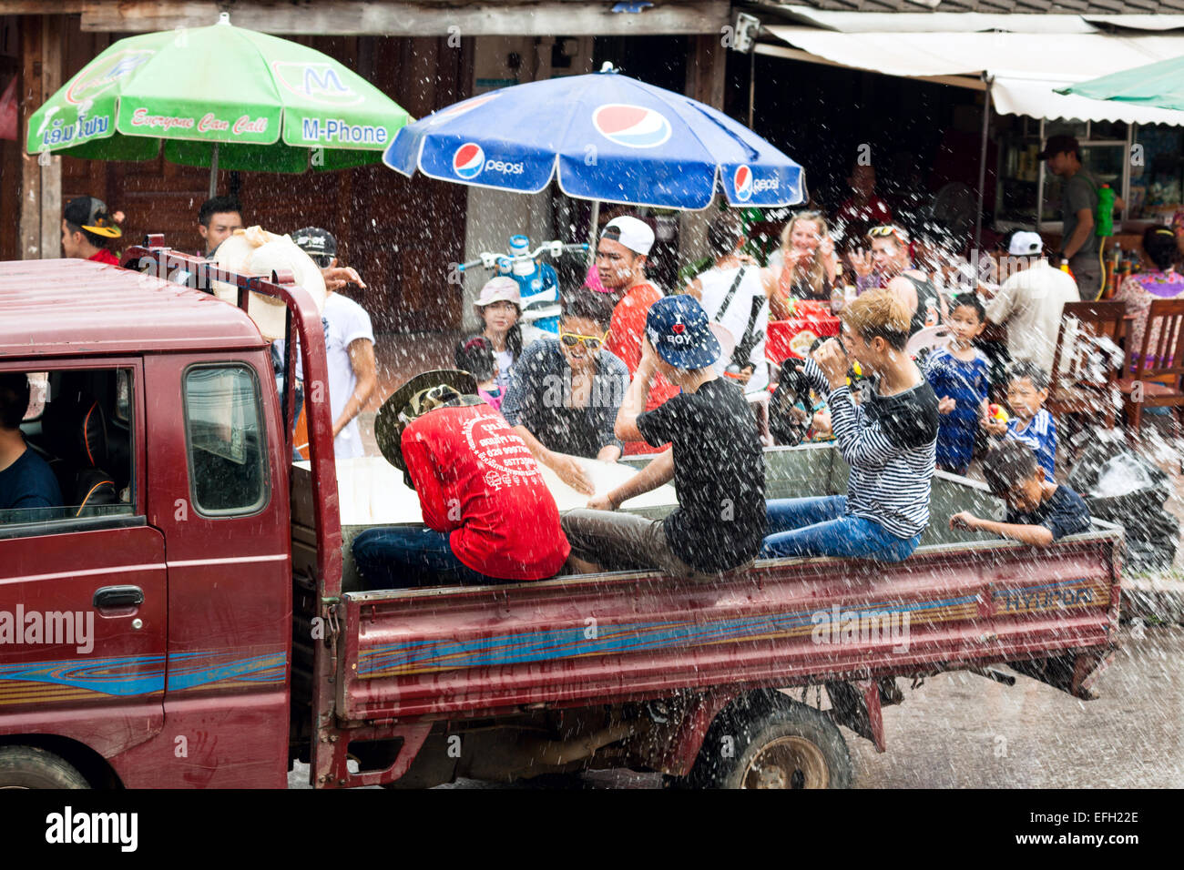 Persone celebrano il Lao Anno Nuovo (Pii Mai) e di acqua annuale Festival a Luang Prabang, Laos, Asia Foto Stock