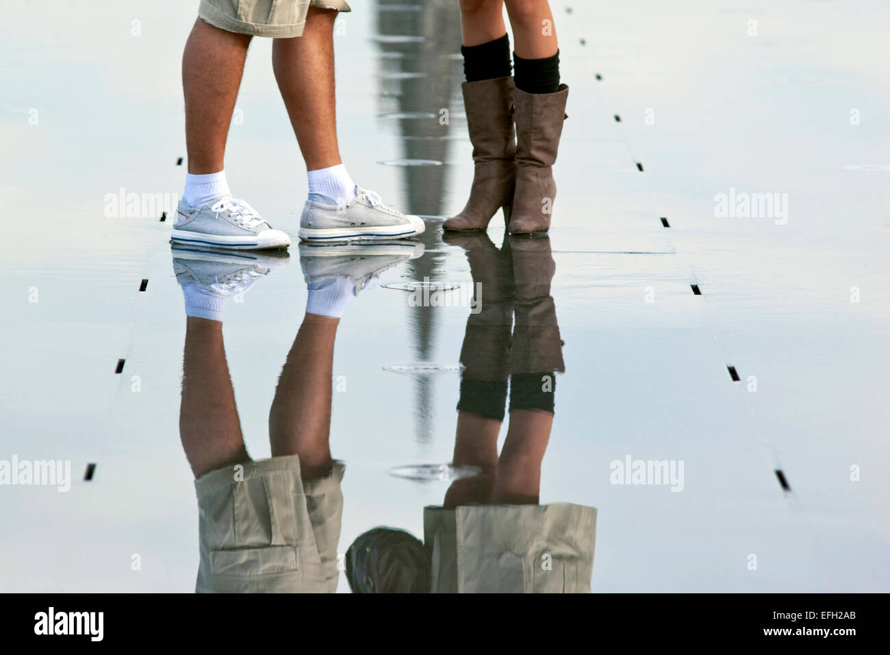 Rendez-vous di una coppia in una piscina di acqua Foto Stock