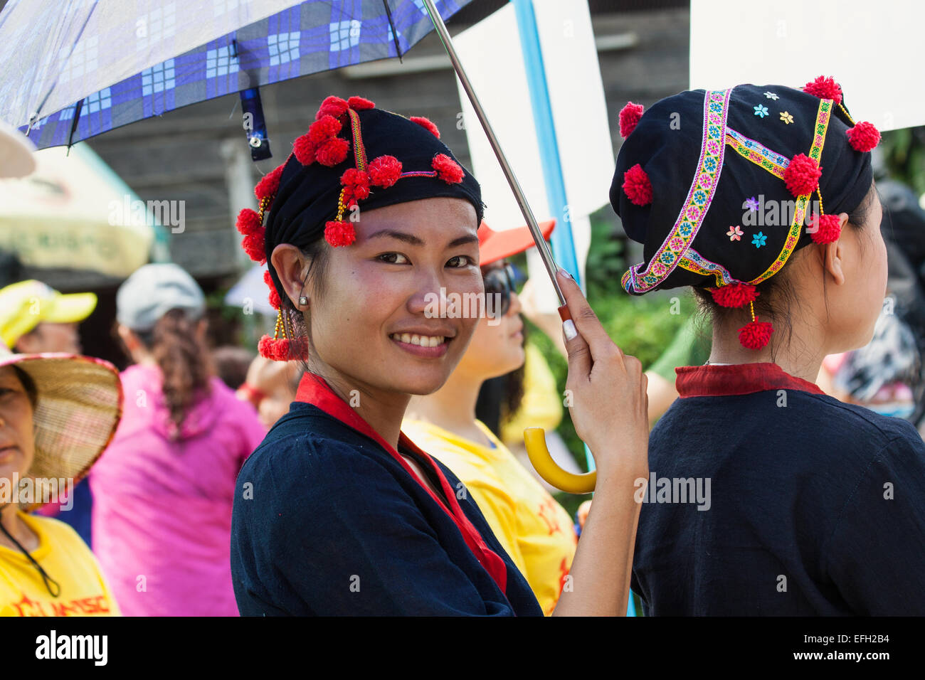 Belle ragazze Lao tradizionali di giunzione Lao Anno Nuovo street parade di Luang Prabang. Foto Stock