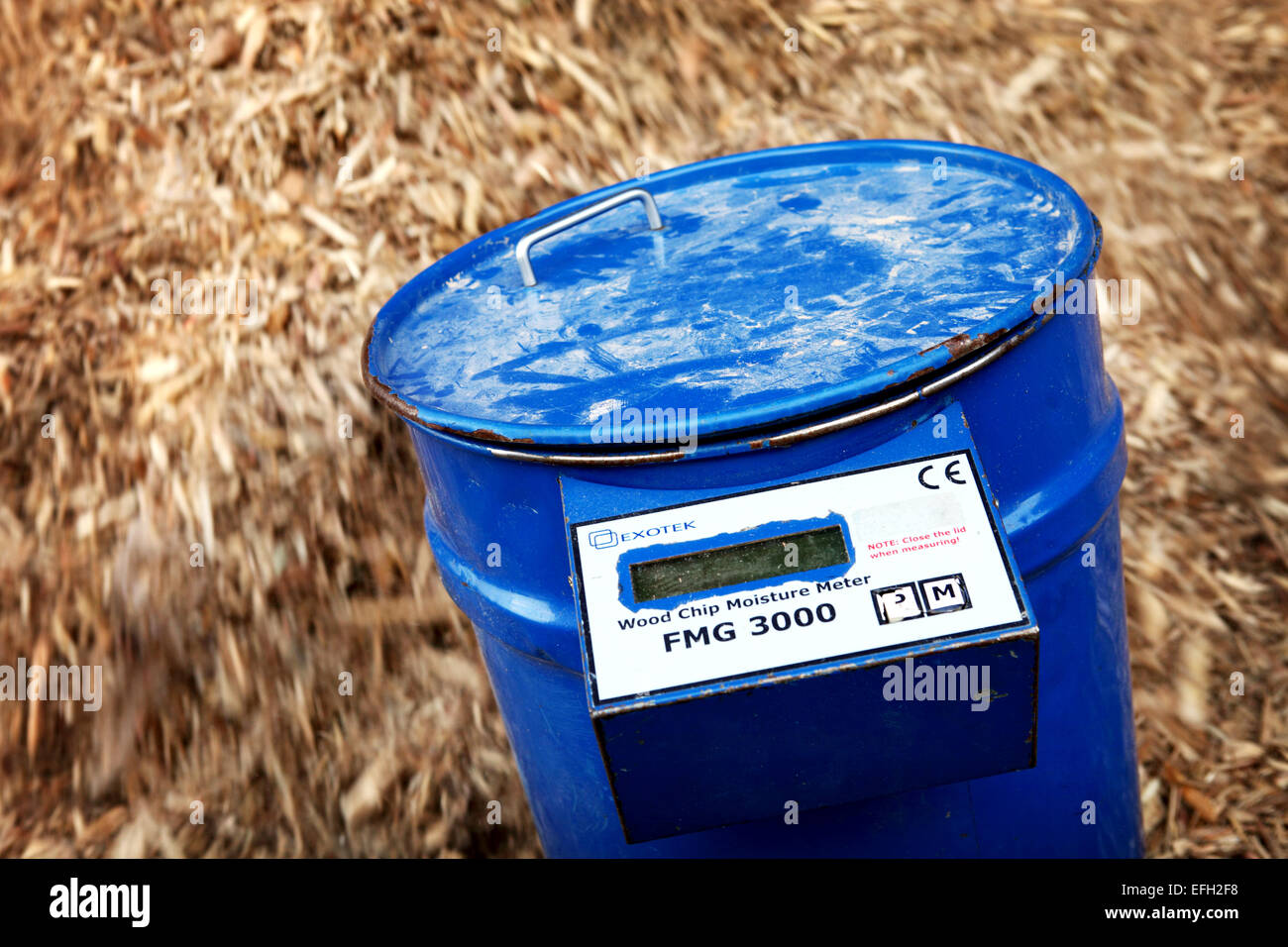 Trucioli di legno misuratore di umidità tra i rifiuti forestali presso un impianto di biomasse Foto Stock