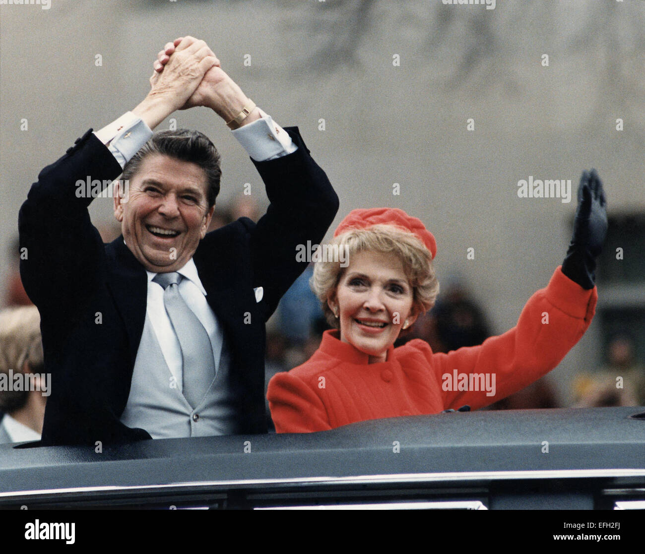 Il presidente statunitense Ronald Reagan e la First Lady Nancy Reagan onda da la limousine presidenziale durante la Parata inaugurale Gennaio 20, 1981 a Washington D.C. Foto Stock