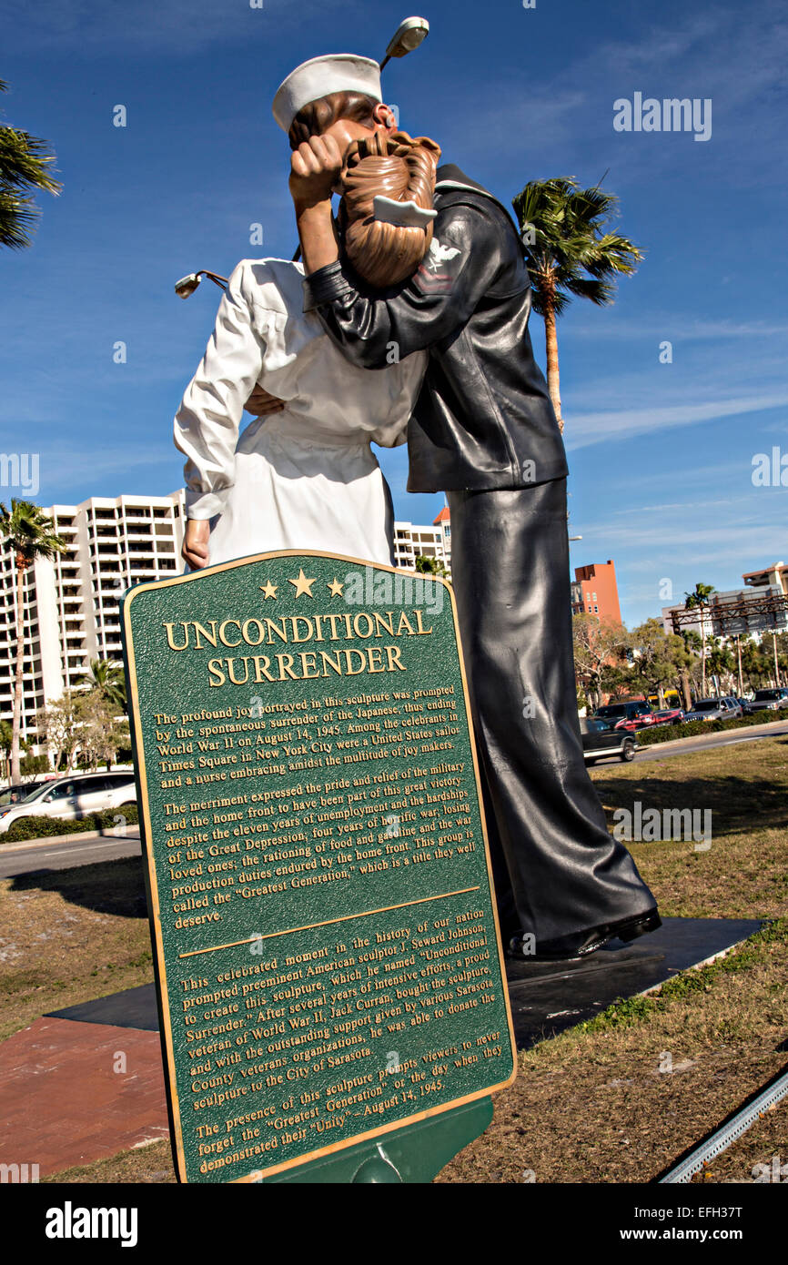 Scultura Pop resa incondizionata per artista Seward Johnson che assomiglia a una fotografia da Alfred Eisenstaedt, V-j giorno in Times Square lungo l'Autostrada 17 nel centro di Sarasota Florida lungo la baia di parcheggio. Foto Stock