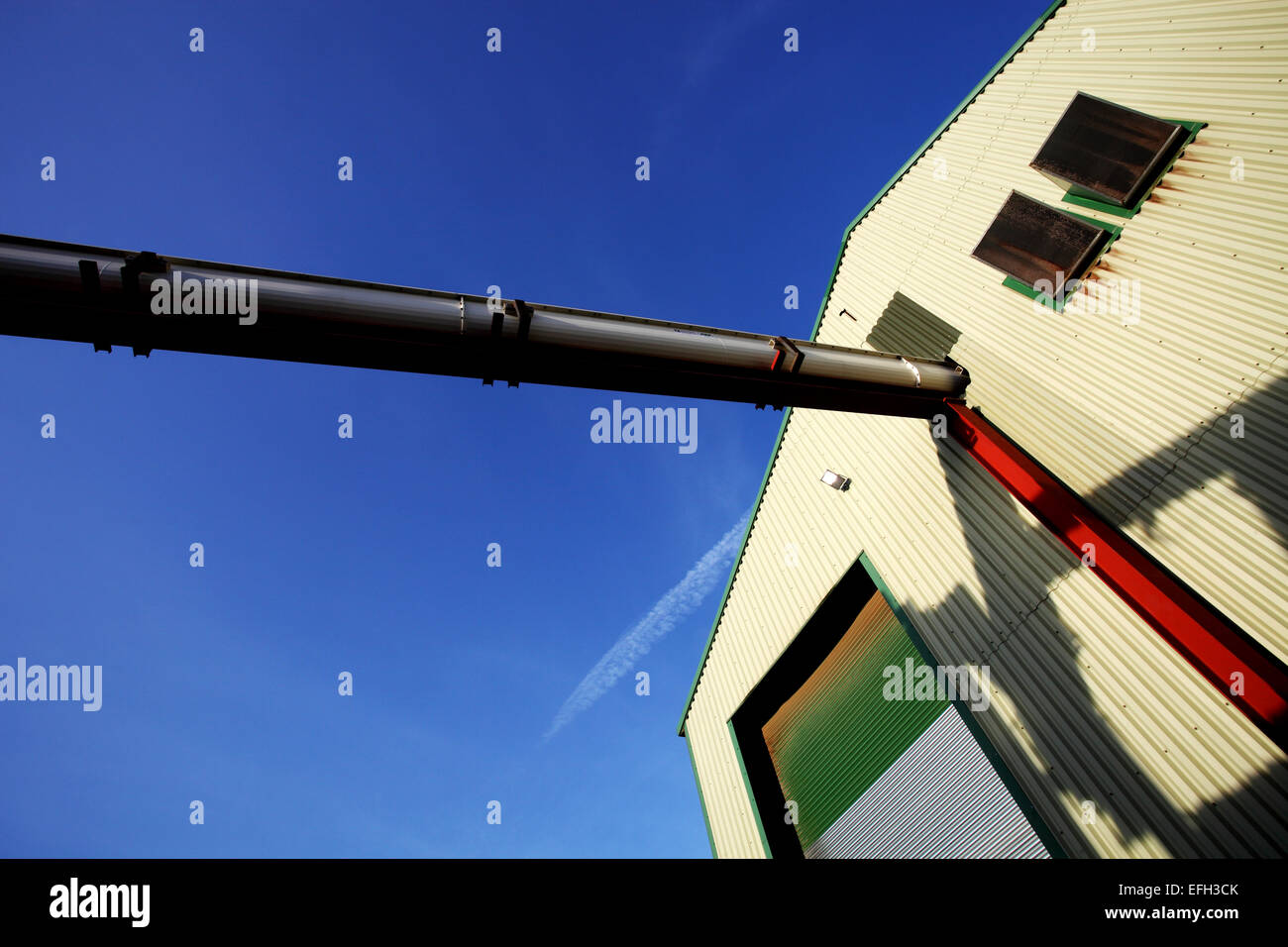 Piping industriale al di fuori di combustibile di biomassa impianto Foto Stock