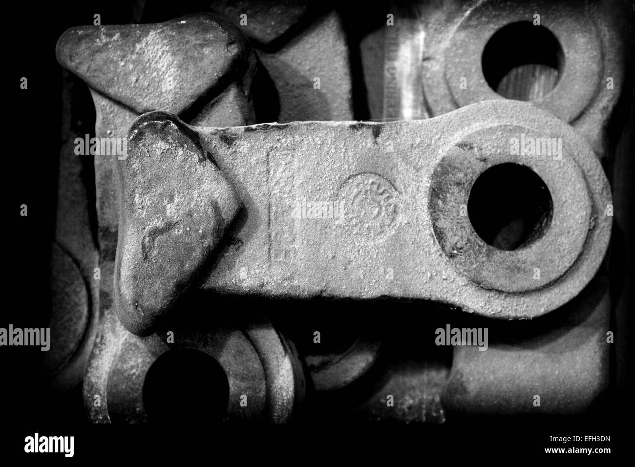 Dettaglio di perforato macchina industriale componente in un impianto di biomasse, Black & White close up Foto Stock