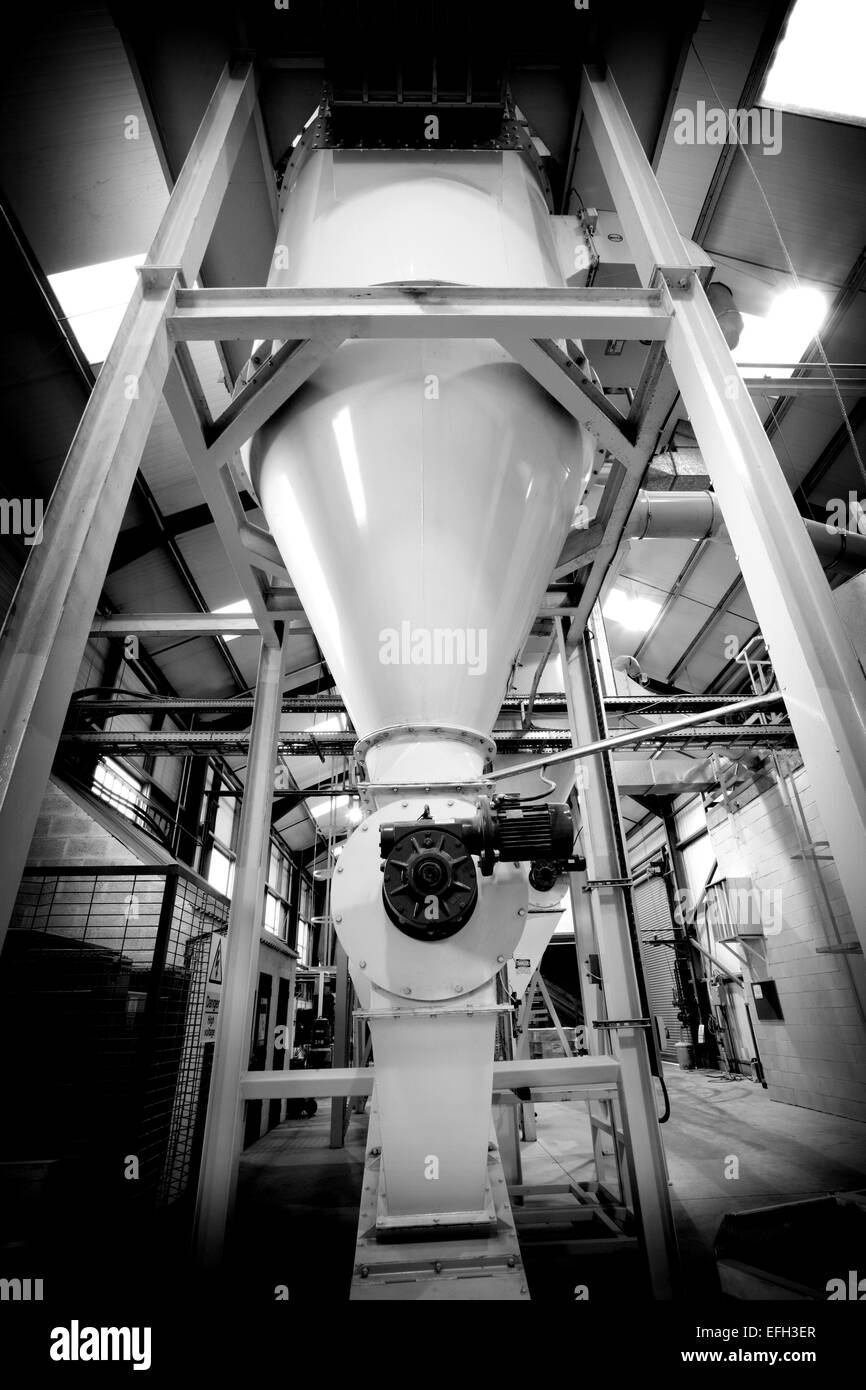 Macchinari industriali e tubi per la produzione di combustibile di biomassa, in bianco e nero Foto Stock