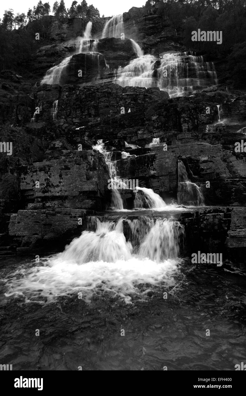 Cascata Tvindefossen; anche chiamato Trollafossen, vicino alla città di Voss, Hordaland regione, Norvegia occidentale, Scandinavia, Europa. Foto Stock