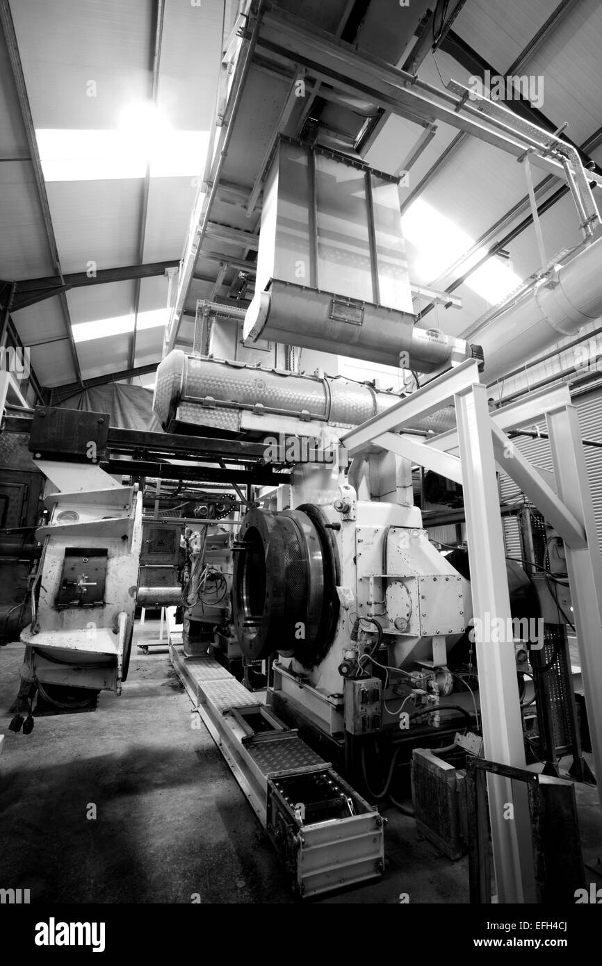 Macchinari industriali e tubi per la produzione di combustibile di biomassa, in bianco e nero Foto Stock