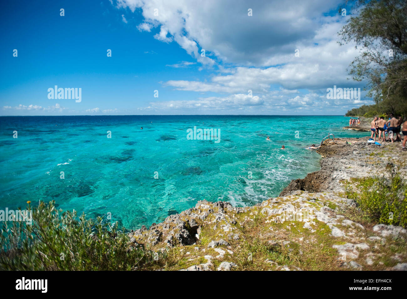 Vista orizzontale di turisti che si godono la bella chiaro mare dei Caraibi a Punta Perdiz a Cuba. Foto Stock