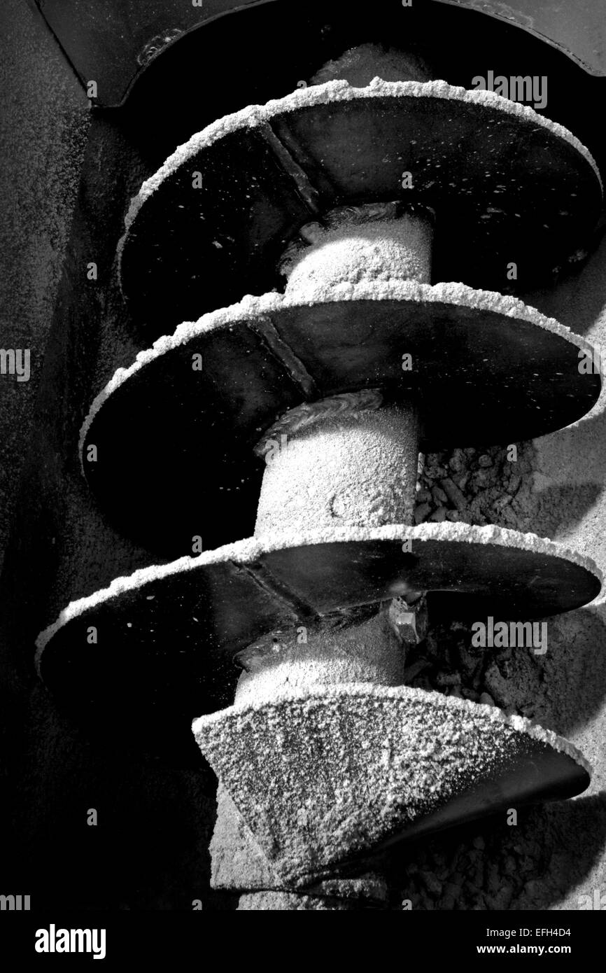 Dettaglio della spirale macchina industriale componente in un impianto di biomasse, Black & White close up Foto Stock