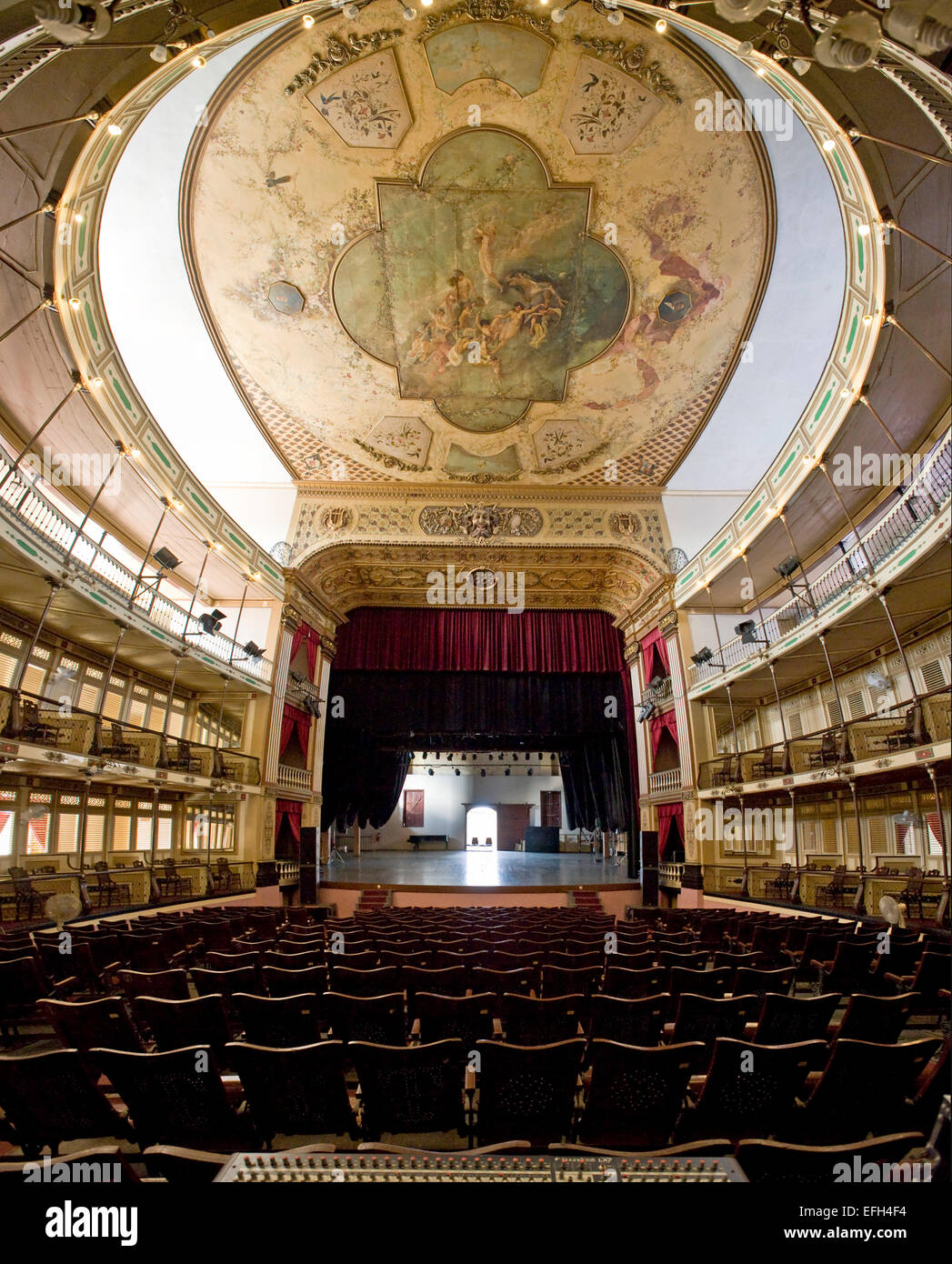 Vista verticale del Barocco auditorium all'interno del Teatro Tomas Terry (Thomas Terry theater) a Cienfuegos. Foto Stock