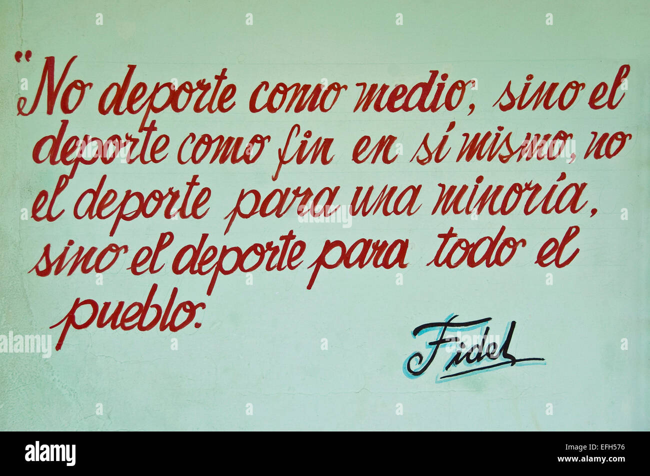 Orizzontale di vista ravvicinata di una dichiarazione da parte di Fidel Castro sul lato di un impianto sportivo parete in Cuba. Foto Stock