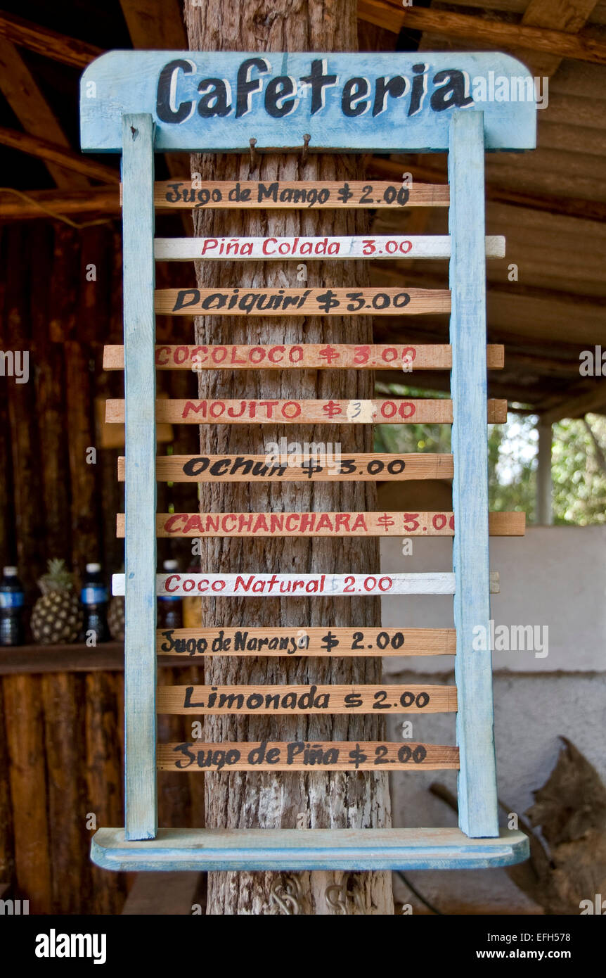 Vista verticale di un cocktail menu di drink a base di rum bevande alcoliche e non alcoliche in un bar di Cuba. Foto Stock