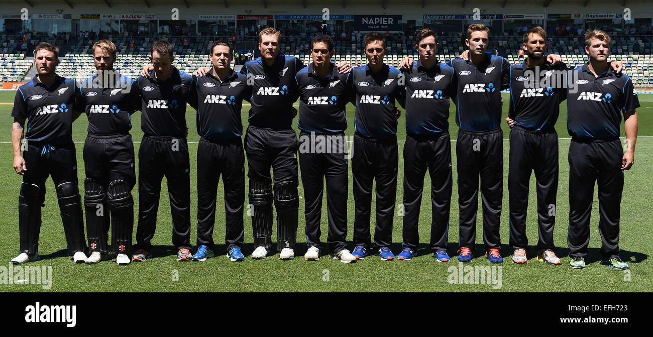 Napier, Nuova Zelanda. 03Feb, 2015. NZ team line up per l'inno nazionale. ANZ una giornata internazionale della serie di Cricket. 2 Confronto tra la Nuova Zelanda i cappucci neri e il Pakistan a McLean Park di Napier, Nuova Zelanda. © Azione Sport Plus/Alamy Live News Foto Stock