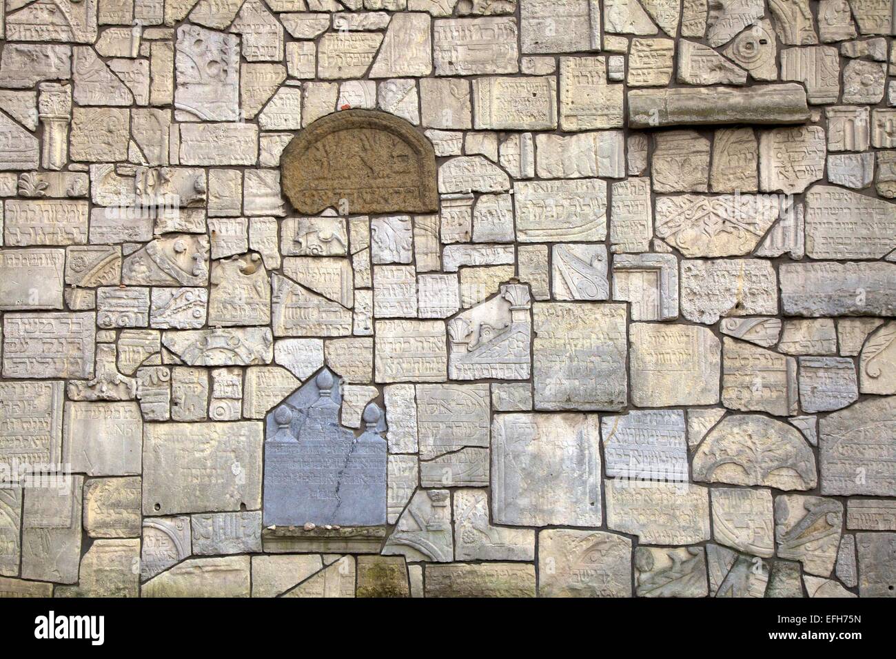 Memorial Wall costruito da vecchie lapidi ebraiche, Sinagoga Remuh cimitero, Kazimierz, Cracovia, in Polonia, in Europa Foto Stock