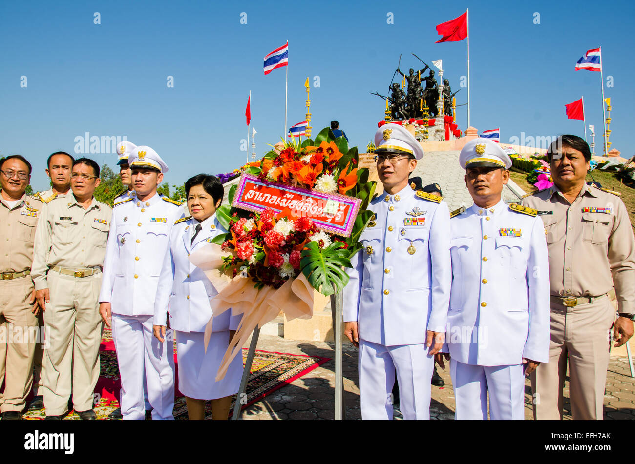 Sing Buri, Thailandia. 4 febbraio 2015. Burocrate non identificato di cantare Buri rispettando anima eroico popolo Bangrachan (difesa la nazione era 277 anni fa) all'Bangrachan Monumento degli Eroi, il 4 febbraio 2015 a cantare Buri, Thailandia. Credito: Chatchai Somwat/Alamy Live News Foto Stock