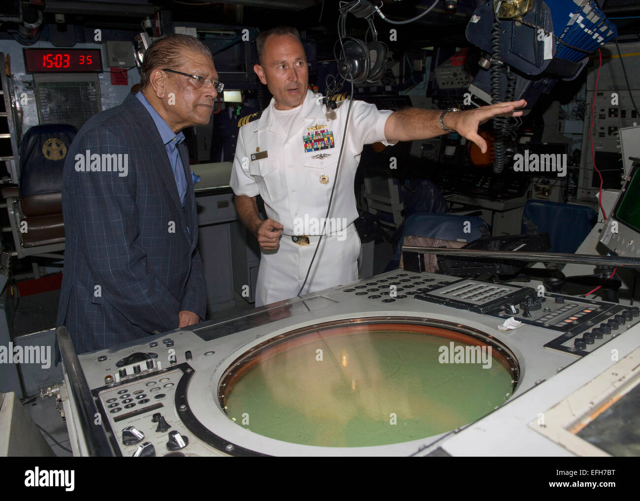 US Navy Cmdr. Ken Anderson offre un tour guidato della sua nave a Maurizio Presidente Kailash Purryag a bordo della Oliver Hazard Perry-class guidato-missile fregata USS Simpson Febbraio 3, 2015 in Port Louis, Mauritius. Purryag visitato i Simpson mentre è in porto durante l'esercizio Cutlass Express 2015. Foto Stock