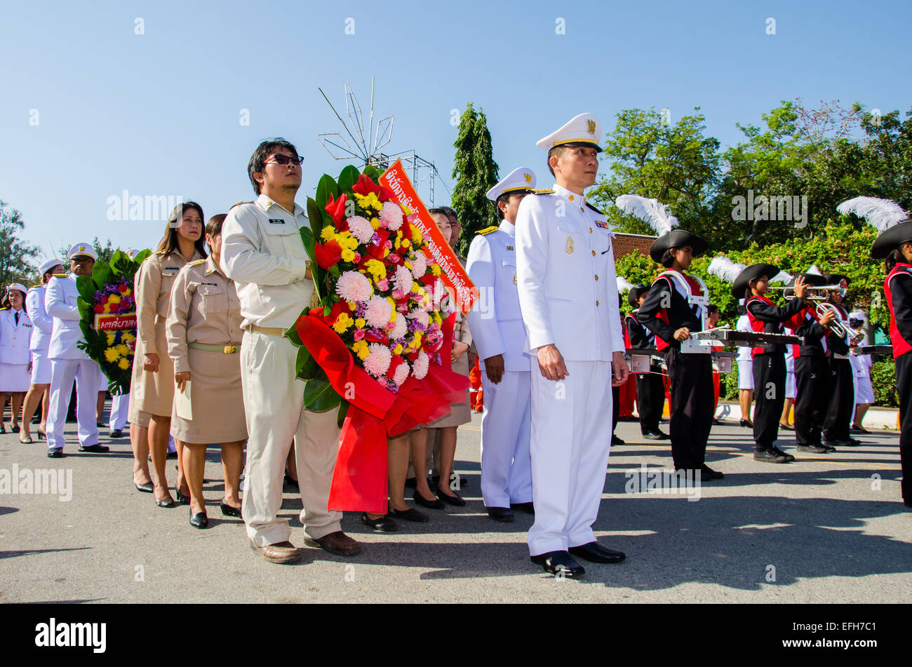 Sing Buri, Thailandia. 4 febbraio 2015. Burocrate non identificato di cantare Buri rispettando anima eroico popolo Bangrachan (difesa la nazione era 277 anni fa) all'Bangrachan Monumento degli Eroi, il 4 febbraio 2015 a cantare Buri, Thailandia. Credito: Chatchai Somwat/Alamy Live News Foto Stock