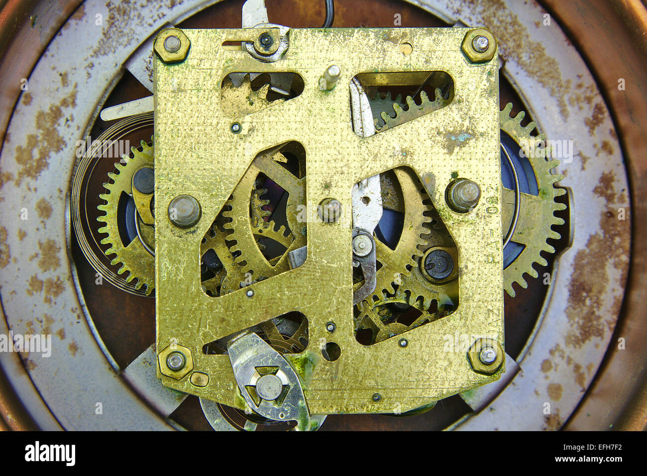 Sveglia meccanismo interno su sfondo bianco Foto stock - Alamy