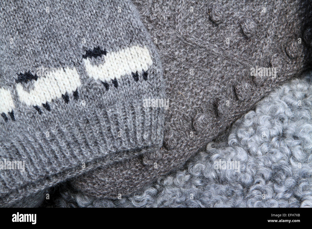 Grigio di lana di pecora maglieria su agricolo mostra mercato stallo, close up Foto Stock