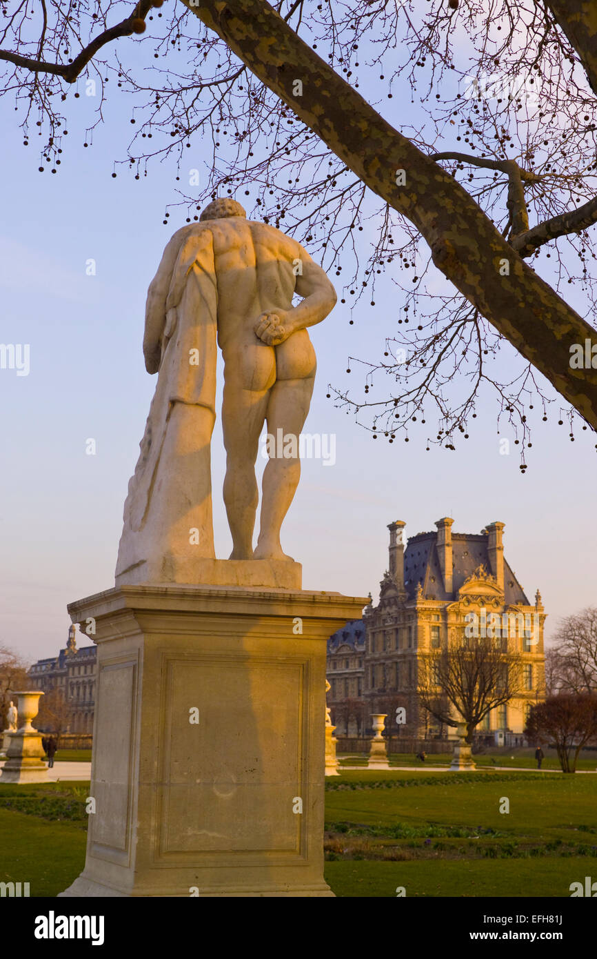 Statua con il Louvre in background, i giardini delle Tuileries Parigi Foto Stock