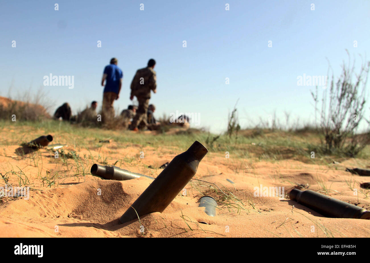 Base Wetia, Libia. 4 febbraio, 2015. Alcuni casi di shell sono incastrati nella sabbia vicino Wetia airbase, Libia, nel febbraio 4, 2015. Sono continuati gli scontri tra la Libia Alba combattenti e pro-forze di governo mercoledì vicino Wetia airbase, circa 170 chilometri a sudovest della capitale Tripoli. Credito: Hamza Turkia/Xinhua/Alamy Live News Foto Stock