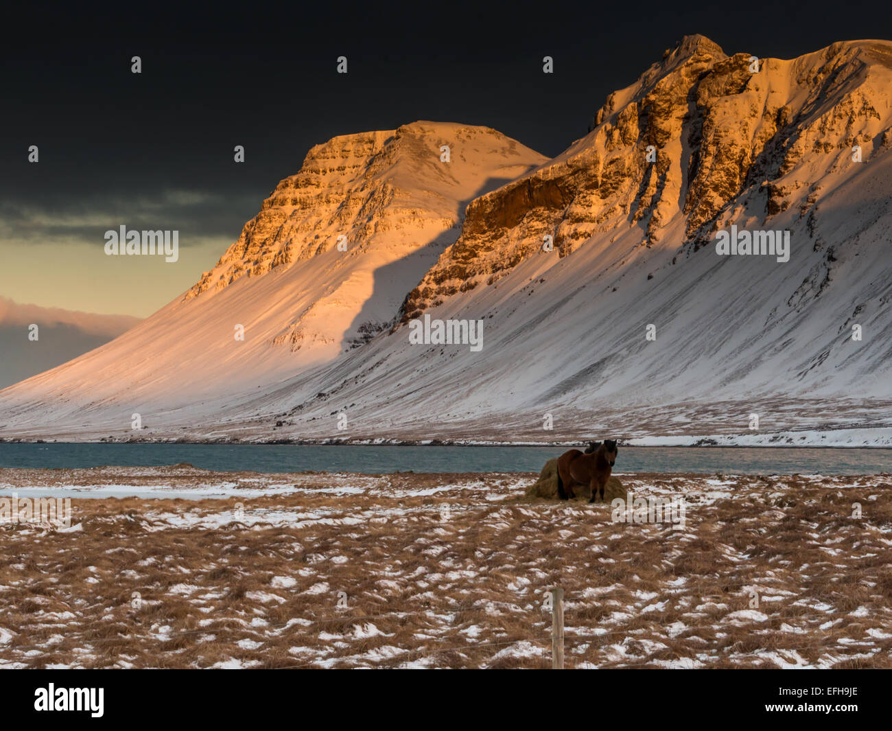 Tramonto islandese, a Bjarnarhafnarfjall, Western Islanda Foto Stock