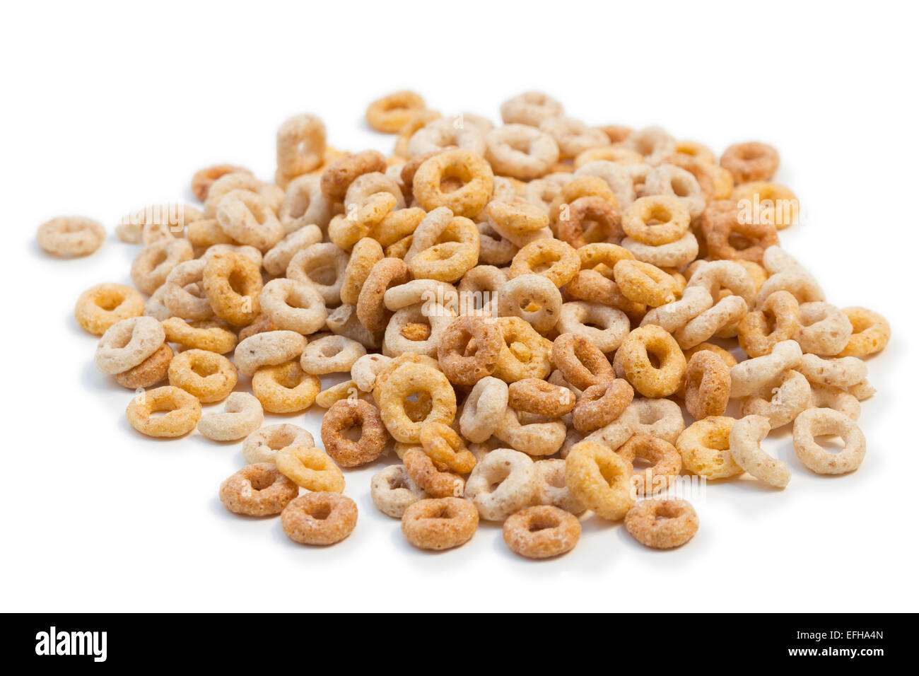 Pila di un sacco di tondo di cereali da colazione isolati su sfondo bianco Foto Stock
