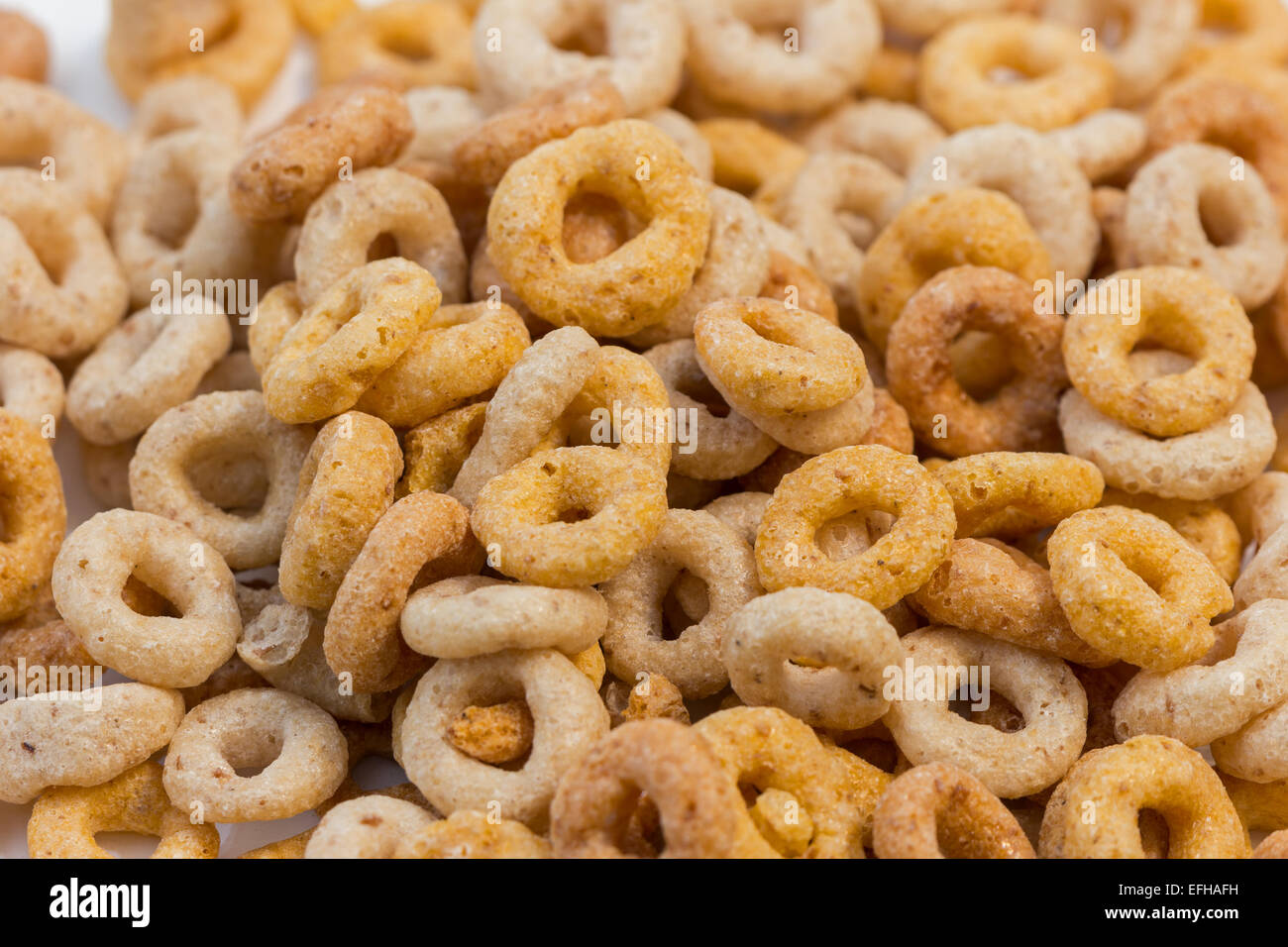 Primo piano di una pila di tondo di cereali per la prima colazione Foto Stock