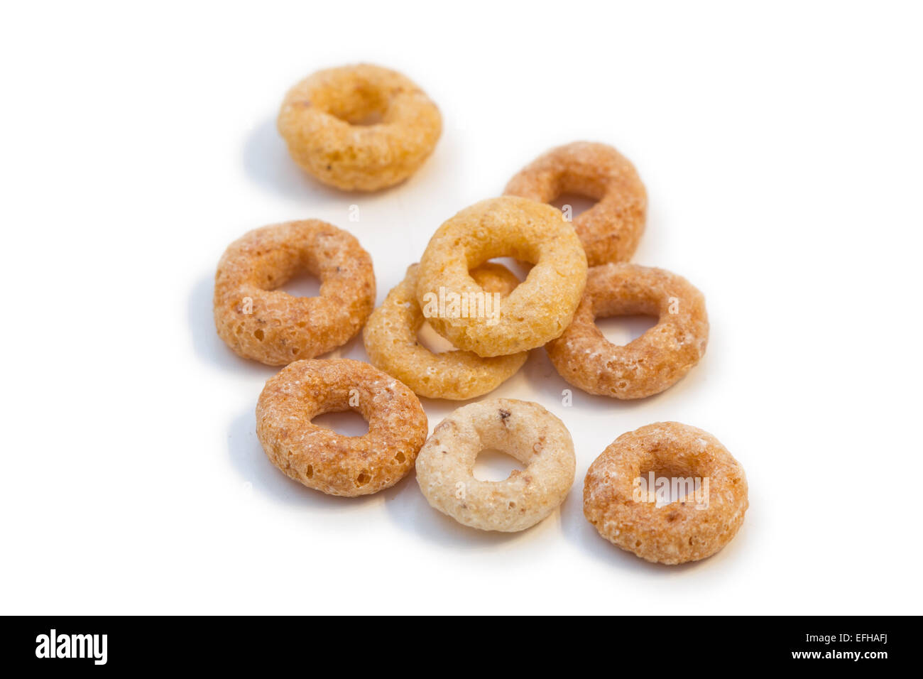 Primo piano di qualche giro i cereali per la colazione isolati su sfondo bianco Foto Stock