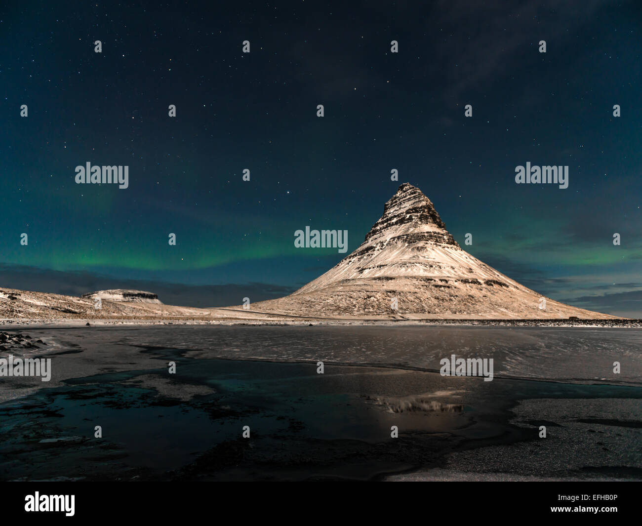 Islandese RAFFIGURANTE SCENA Kirkjufell e le stelle dell'emisfero settentrionale di notte. Kirkjufellsa, Grundarfjordur, Islanda. Foto Stock