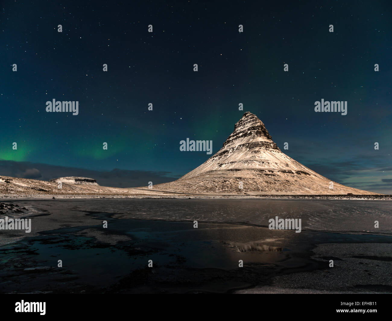 Islandese RAFFIGURANTE SCENA Kirkjufell e le stelle dell'emisfero settentrionale di notte. Kirkjufellsa, Grundarfjordur, Islanda. Foto Stock