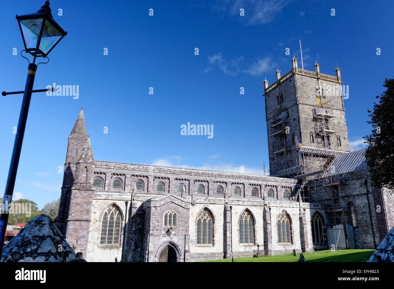 St Davids Cathedral (Gallese Eglwys Gadeiriol Tyddewi), è situato a St Davids nella contea di Pembrokeshire Foto Stock