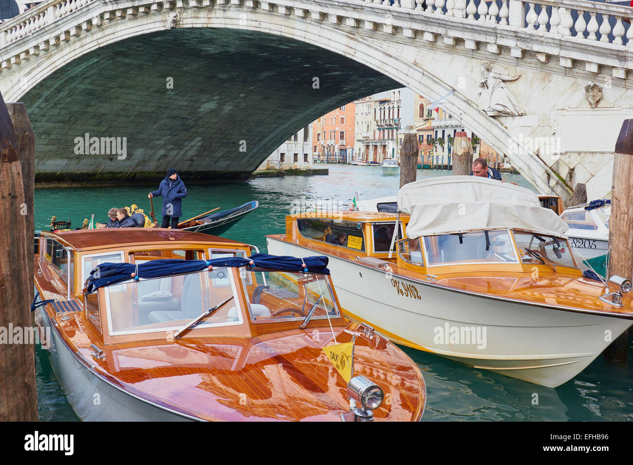 I taxi d'acqua dal ponte di Rialto Venezia Veneto Italia Europa Foto Stock