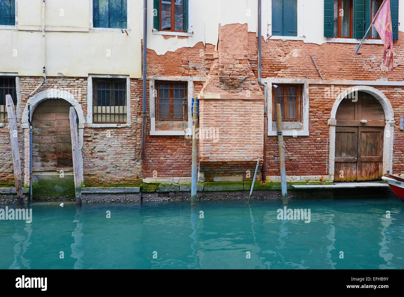 Bandiera veneziana sospesi dal tipico weathered banca Canale di Beagle case Venezia Veneto Italia Europa Foto Stock