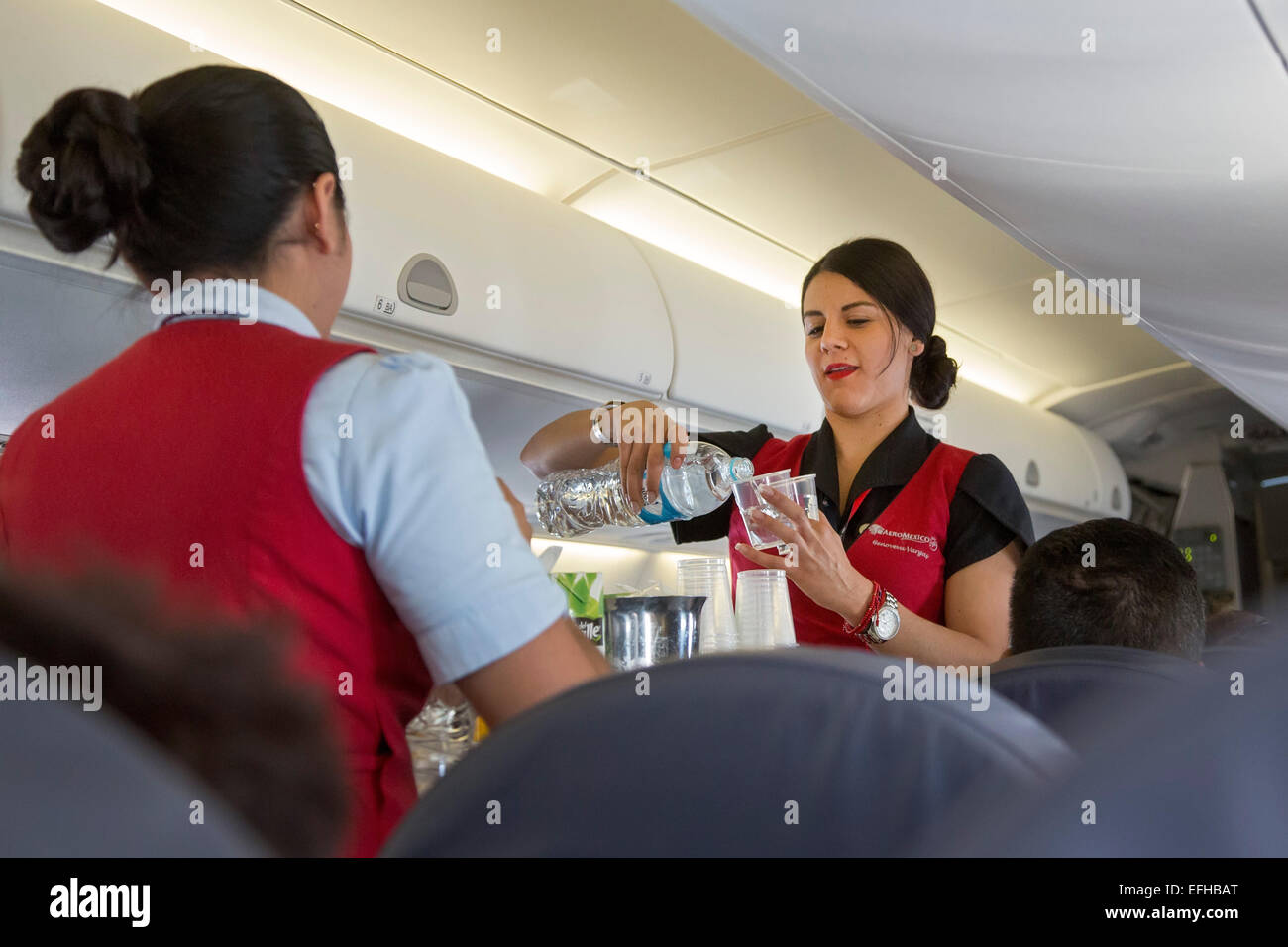 Città del Messico - gli assistenti di volo di servire un drink su una AeroMexico Connect volo a Oaxaca. Foto Stock