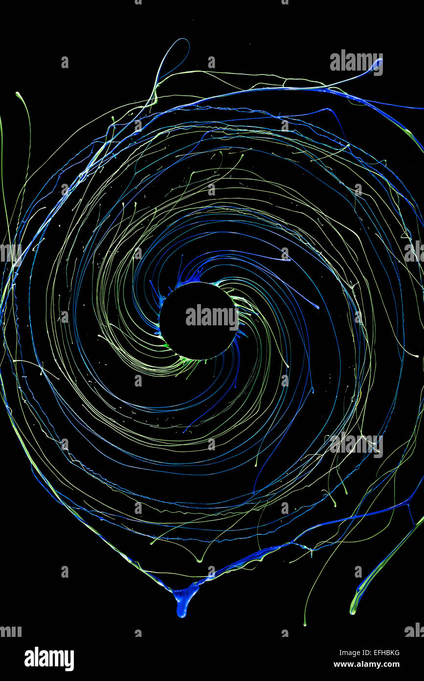 Di filatura ad alta velocità sentieri di streaming di liquido a colori rendono la forma a spirale a causa di turbolenza per azione centrifuga schizzi pasticcio Foto Stock