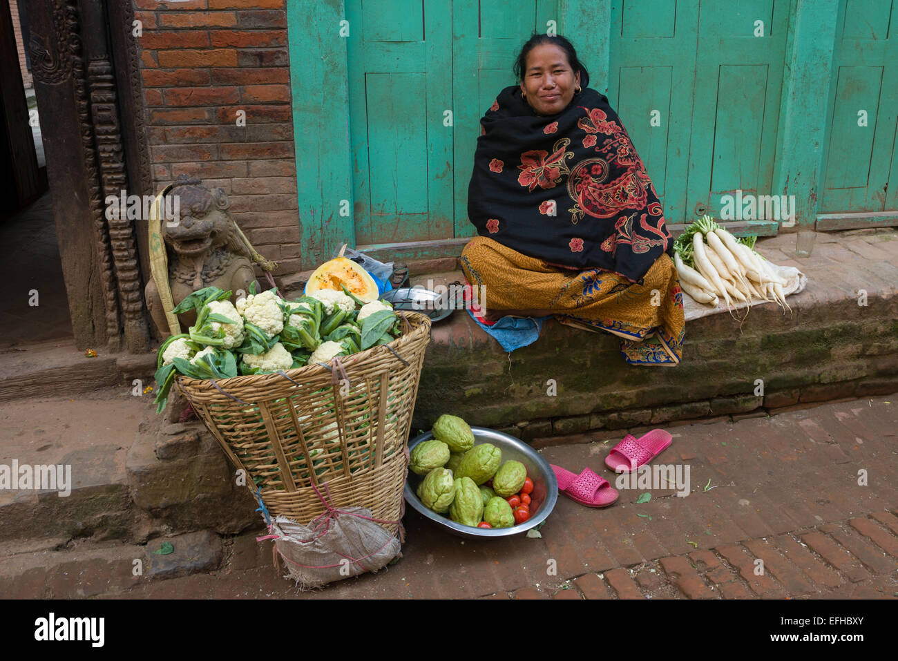 Donna vendita di verdure dal lato della strada, Bhaktapur, Valle di Kathmandu, Nepal Foto Stock