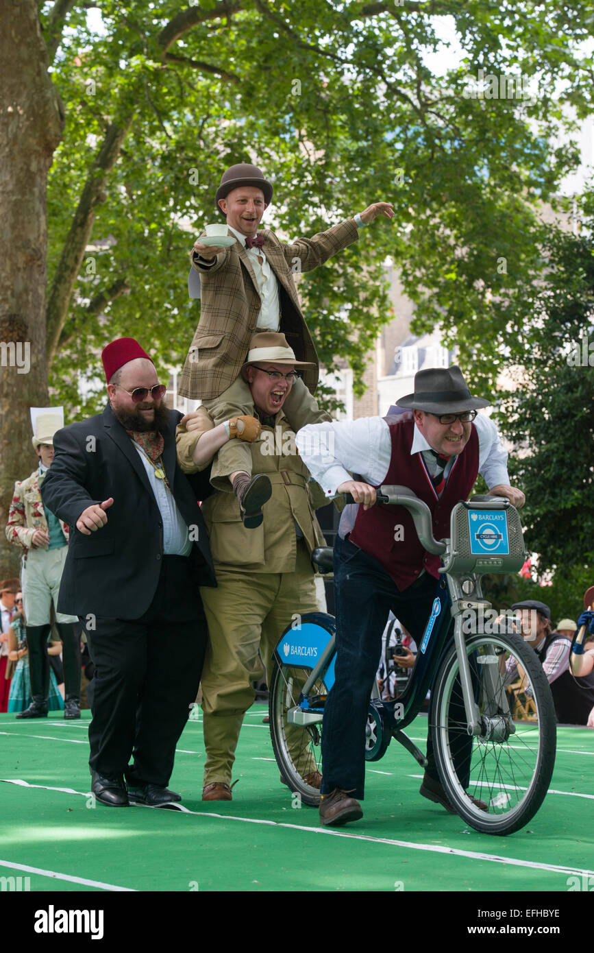 Il 10 Anniversario dell'Olimpiade di CHAP. Una raccolta di sartoriale di chaps e chapesses nel quartiere di Bloomsbury a Londra. Il Chaps prendendo parte al perseguimento di tè, Londra, Inghilterra Foto Stock