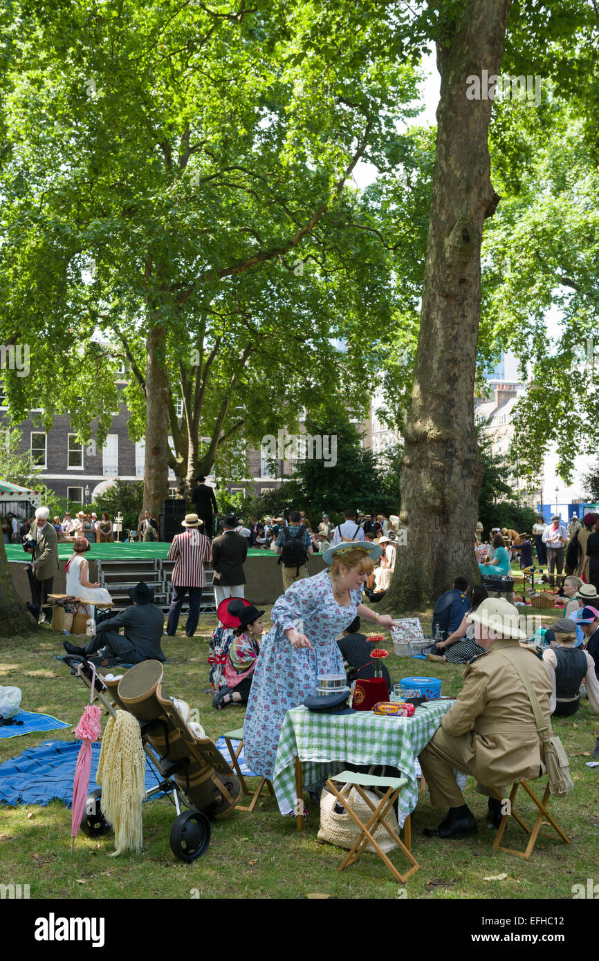 Il 10 Anniversario dell'Olimpiade di CHAP. Una raccolta di sartoriale di chaps e chapesses nel quartiere di Bloomsbury a Londra. Vari sport Chap sono tenute ad un picnic nella piazza di Londra, Inghilterra Foto Stock